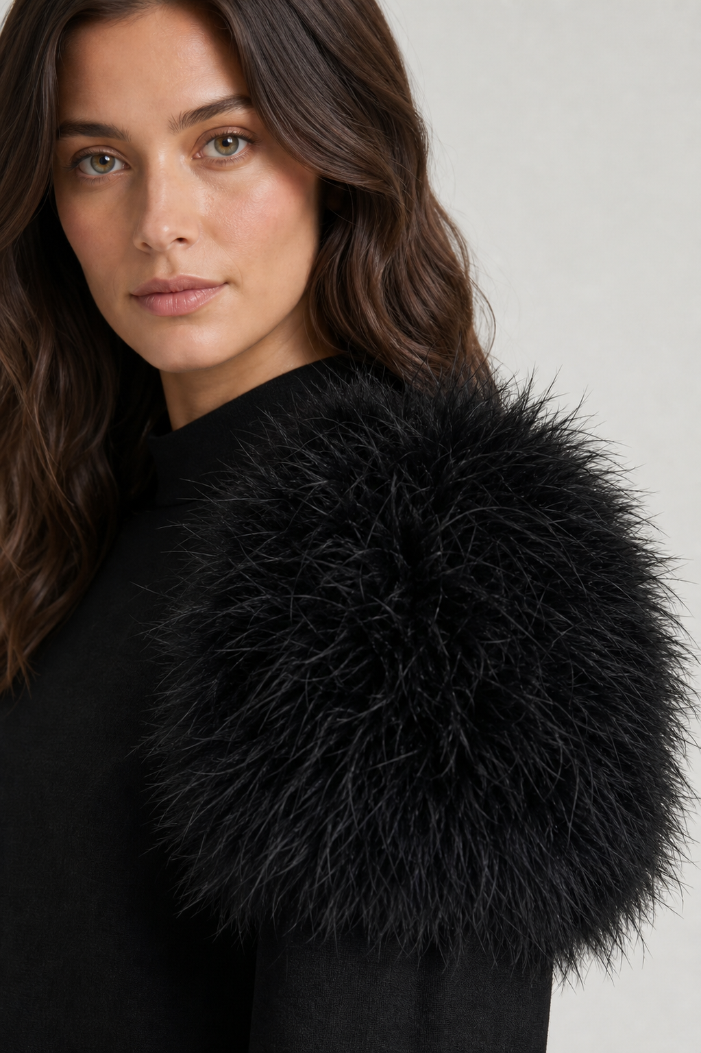 Vestido Feminino Curto de Festa Reto com Plumas nas Mangas – Lívia