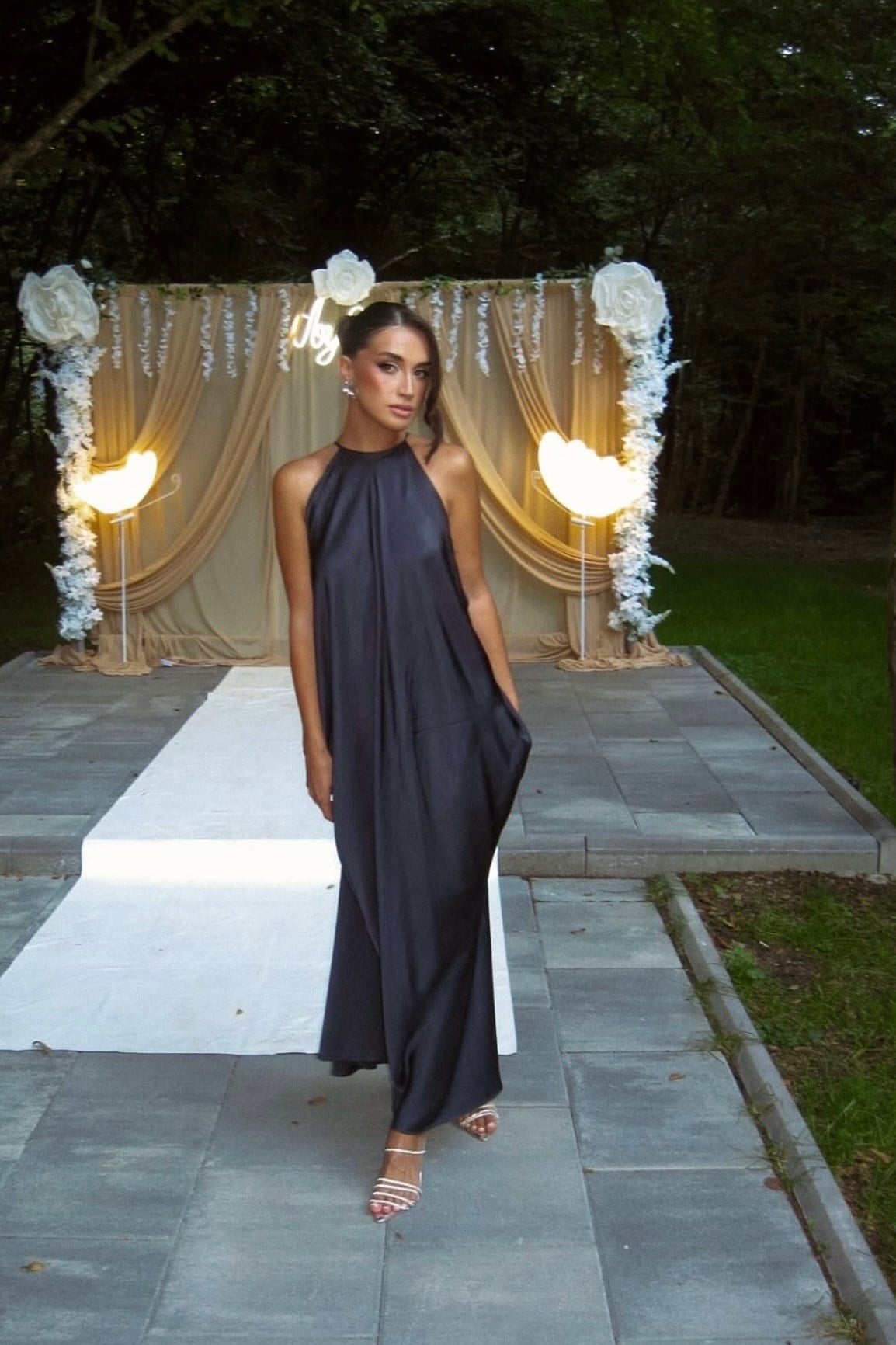 Vestido Longo de Festa Acetinado Frente Única com Costas Abertas – Bela