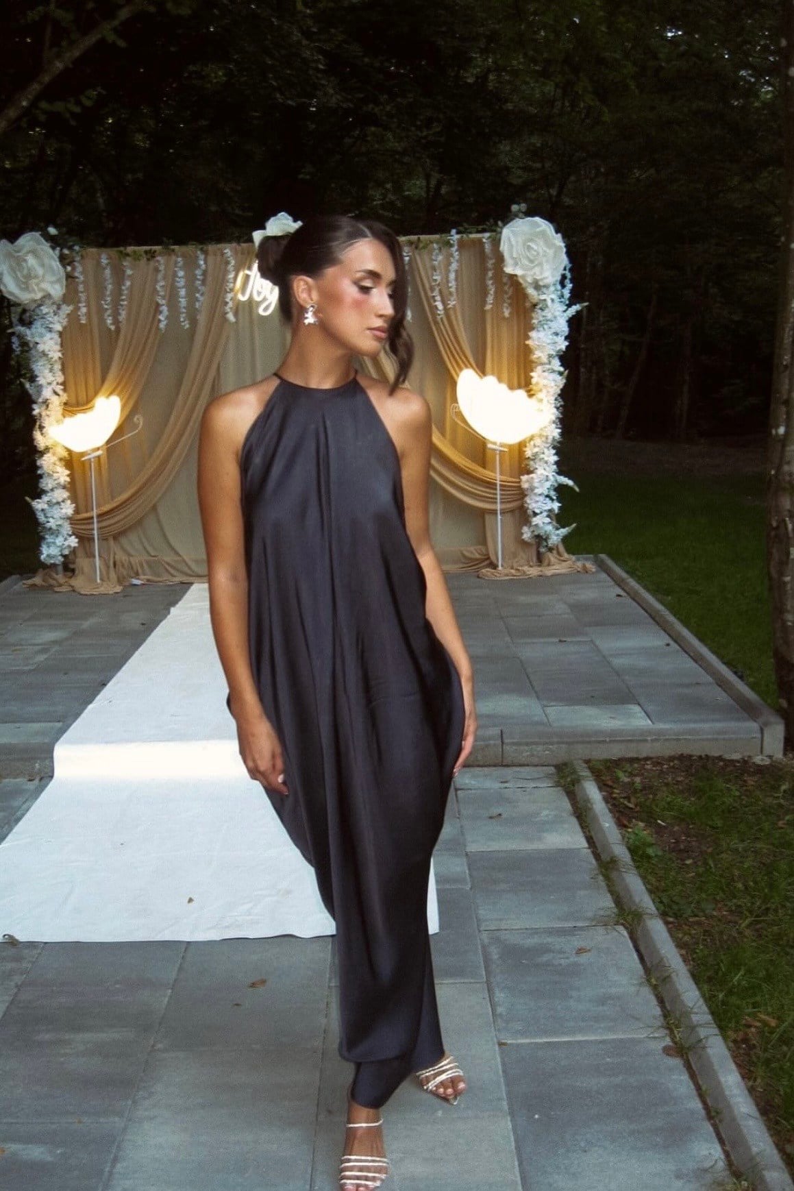 Vestido Longo de Festa Acetinado Frente Única com Costas Abertas – Bela