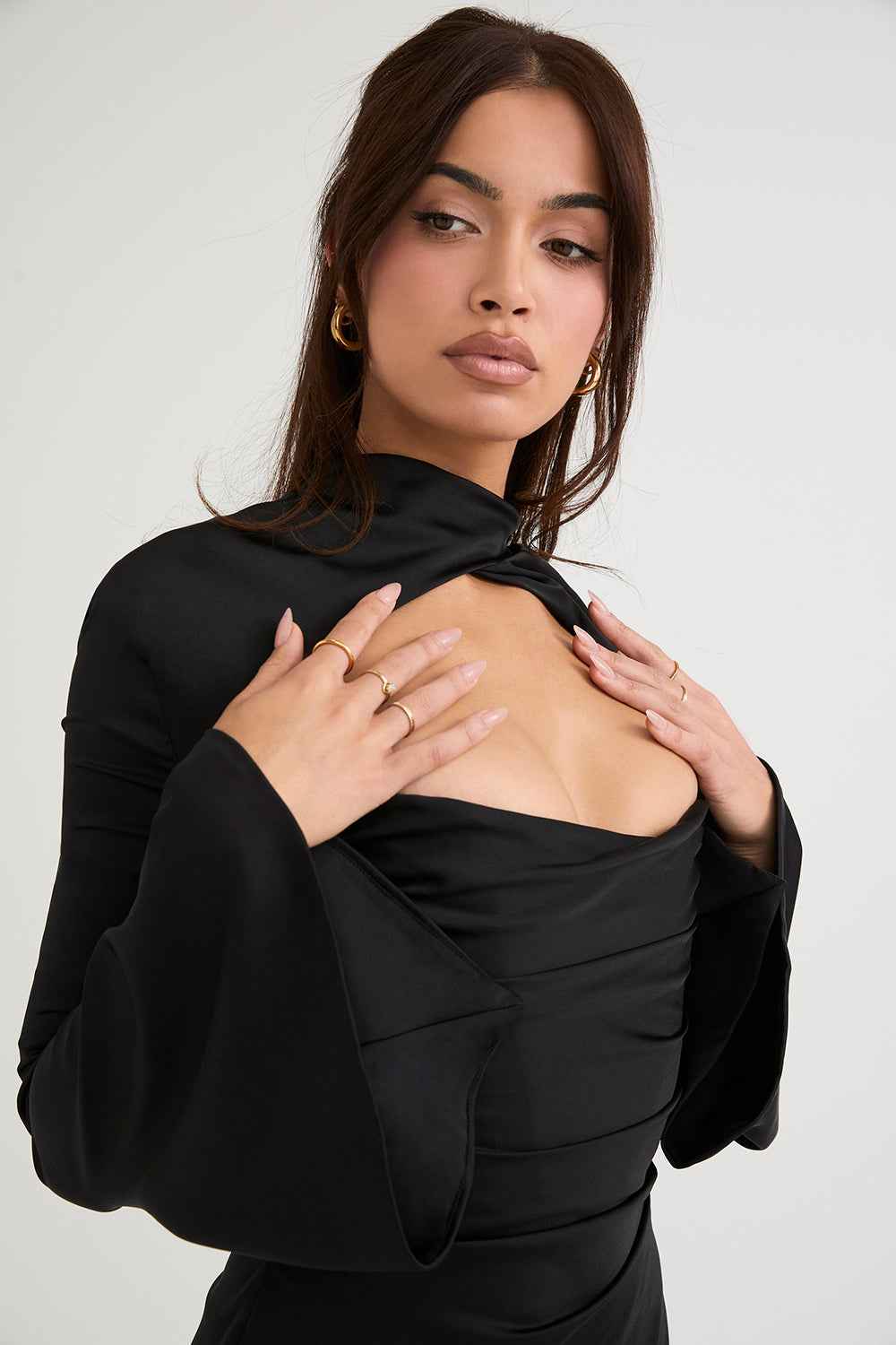 Vestido Curto Preto com Manga Longa e Recorte Frontal Feminino – Lumirina