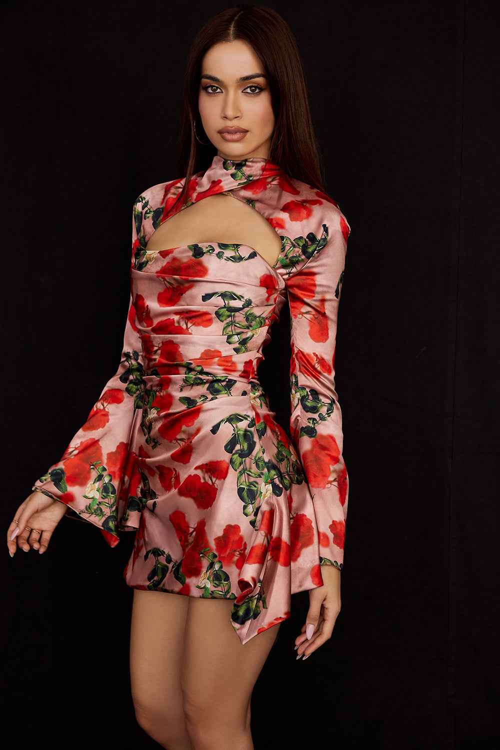 Vestido Curto Preto com Manga Longa e Recorte Frontal Feminino – Lumirina