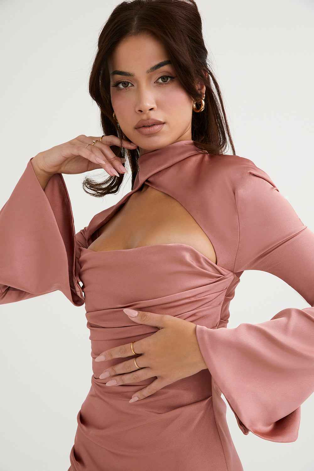 Vestido Curto Preto com Manga Longa e Recorte Frontal Feminino – Lumirina