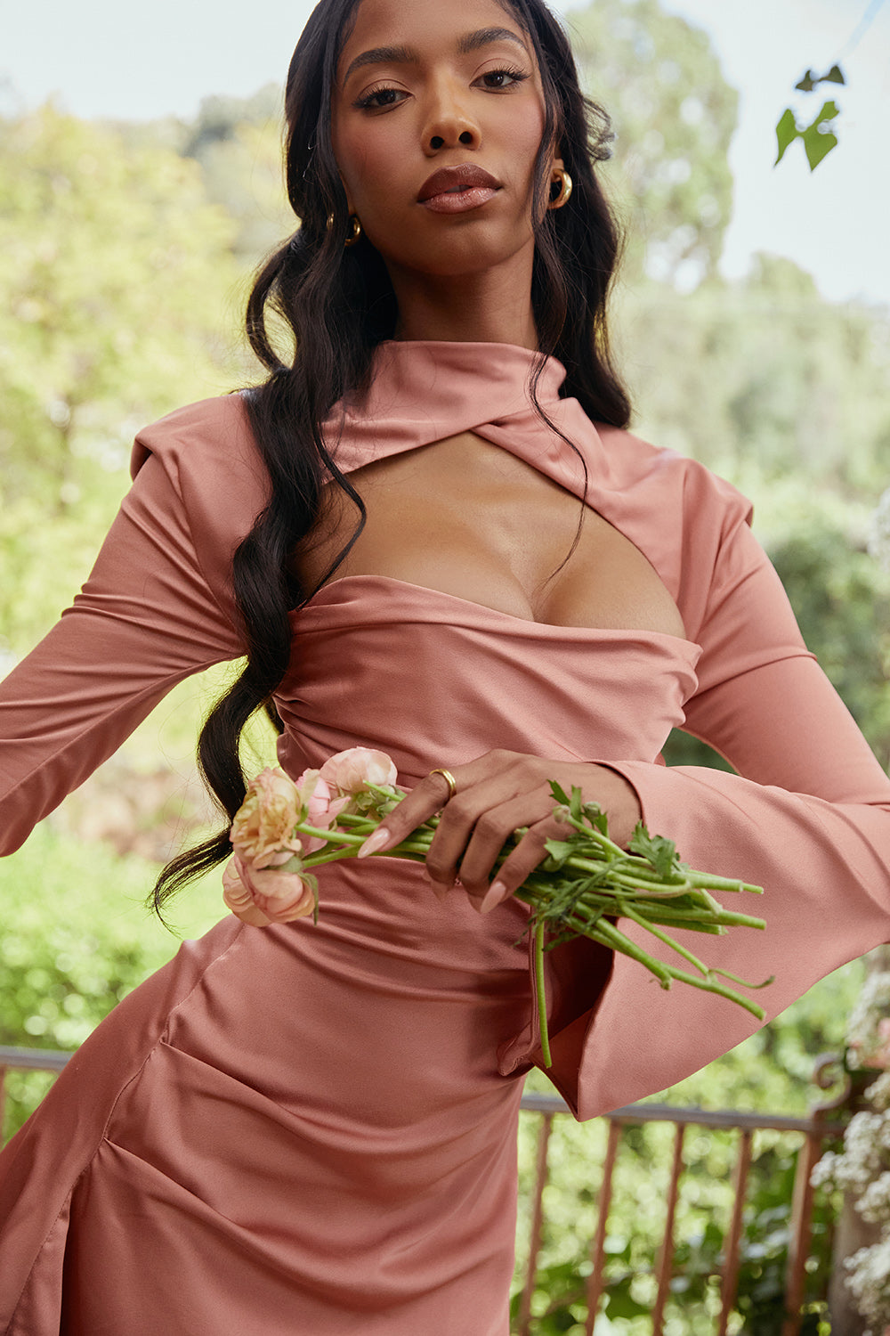 Vestido Curto Preto com Manga Longa e Recorte Frontal Feminino – Lumirina