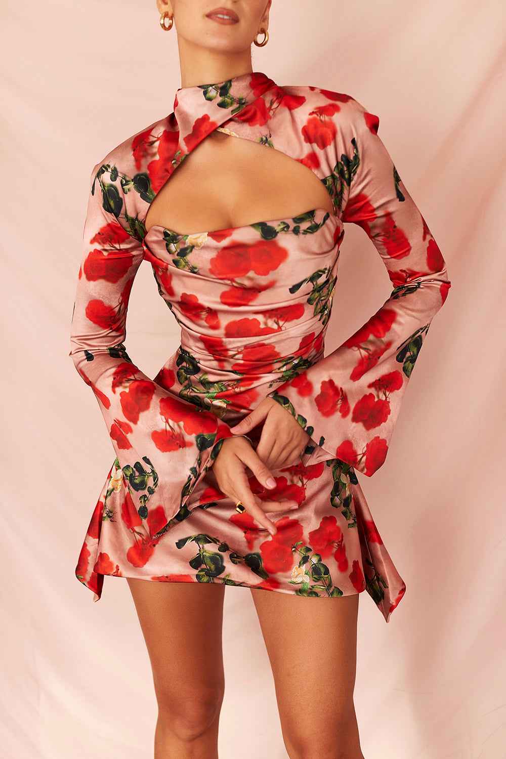 Vestido Curto Preto com Manga Longa e Recorte Frontal Feminino – Lumirina