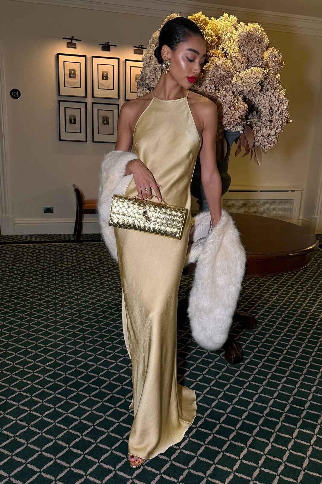 Vestido Longo de Festa Acetinado com Costas Nuas e Alças de Cristais – Fabiana