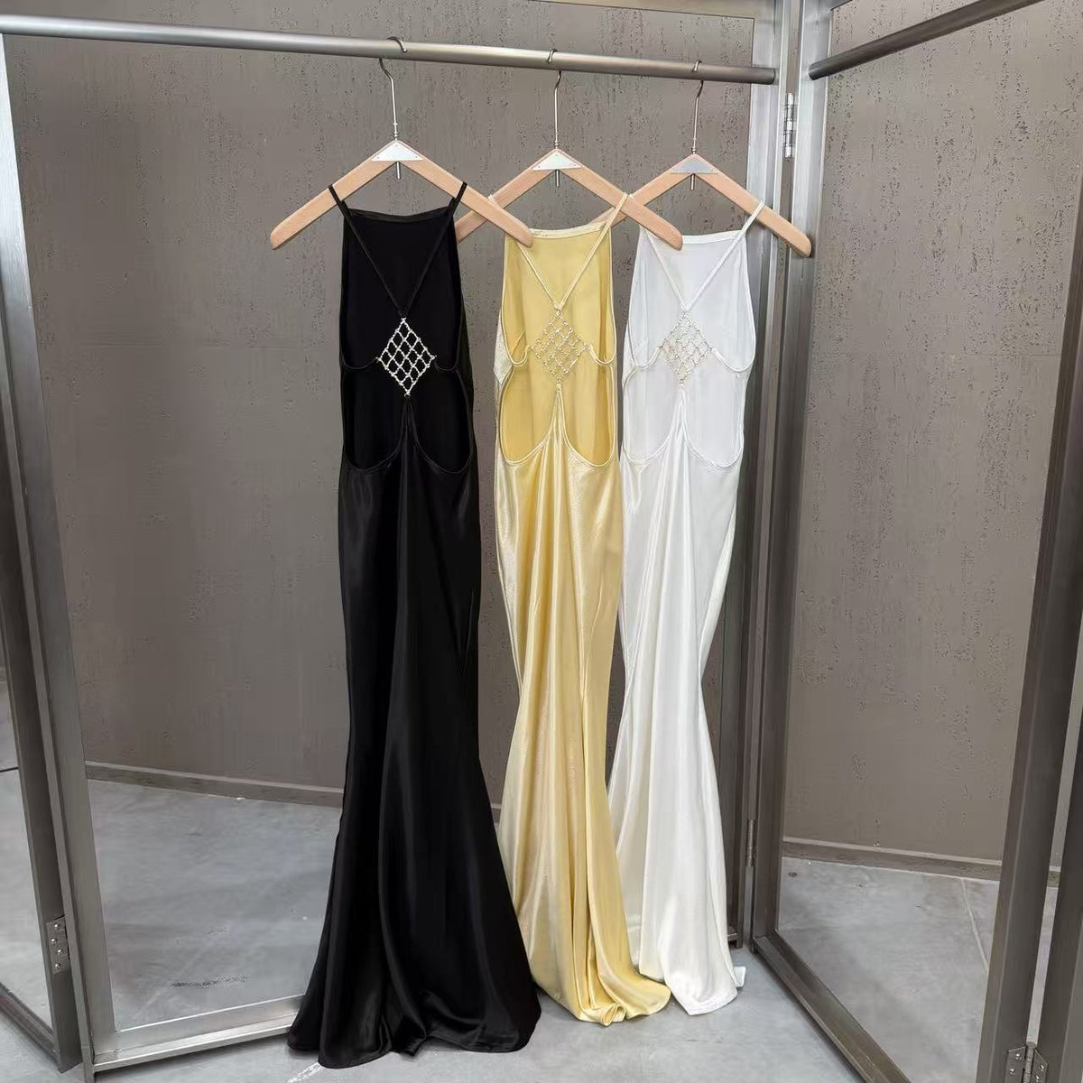 Vestido Longo de Festa Acetinado com Costas Nuas e Alças de Cristais – Fabiana