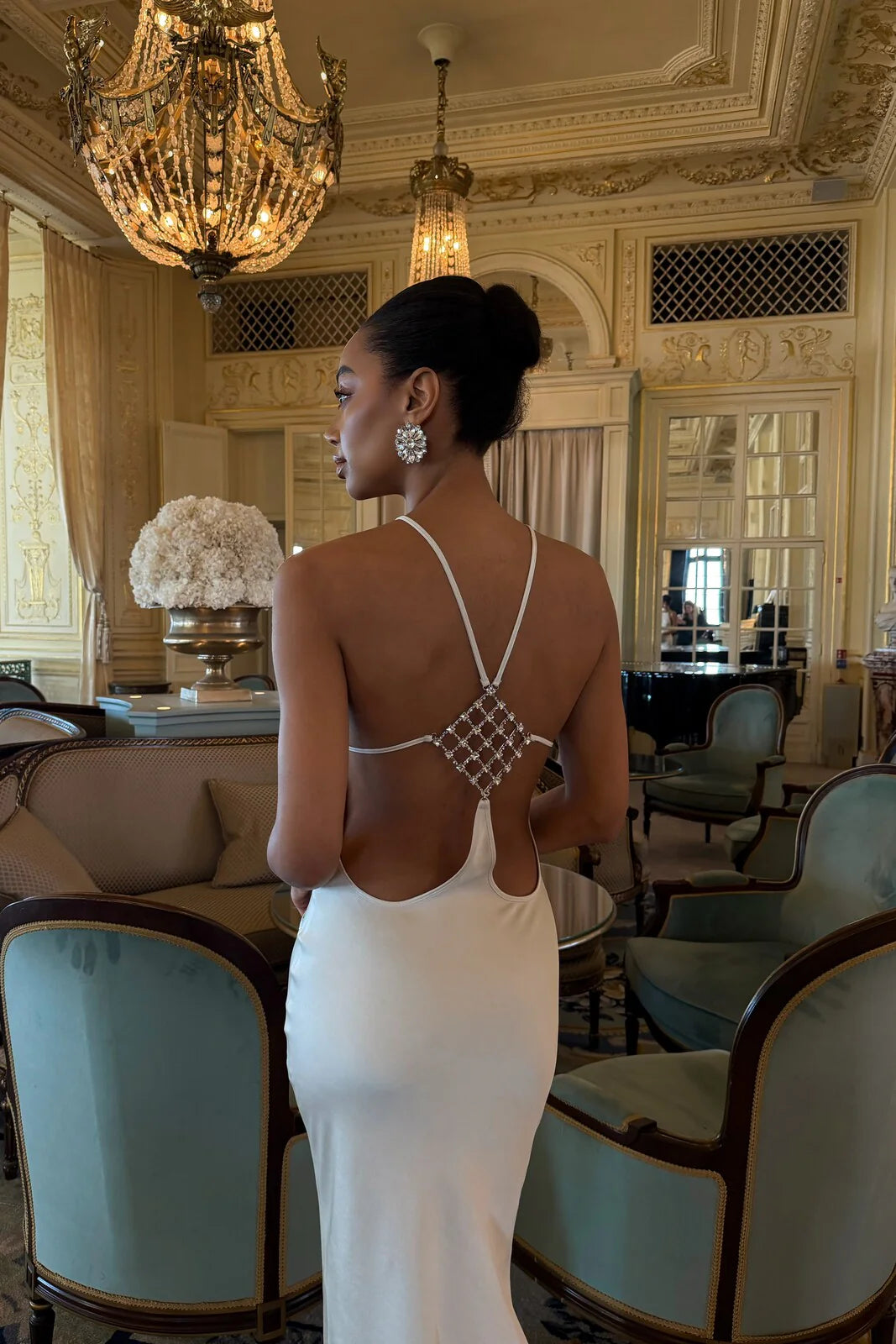 Vestido Longo de Festa Acetinado com Costas Nuas e Alças de Cristais – Fabiana