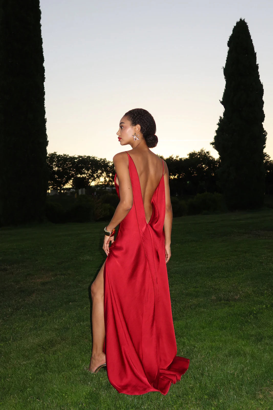 Vestido Longo de Festa em Cetim com Fenda Lateral e Decote Drapeado Feminino – Calilina