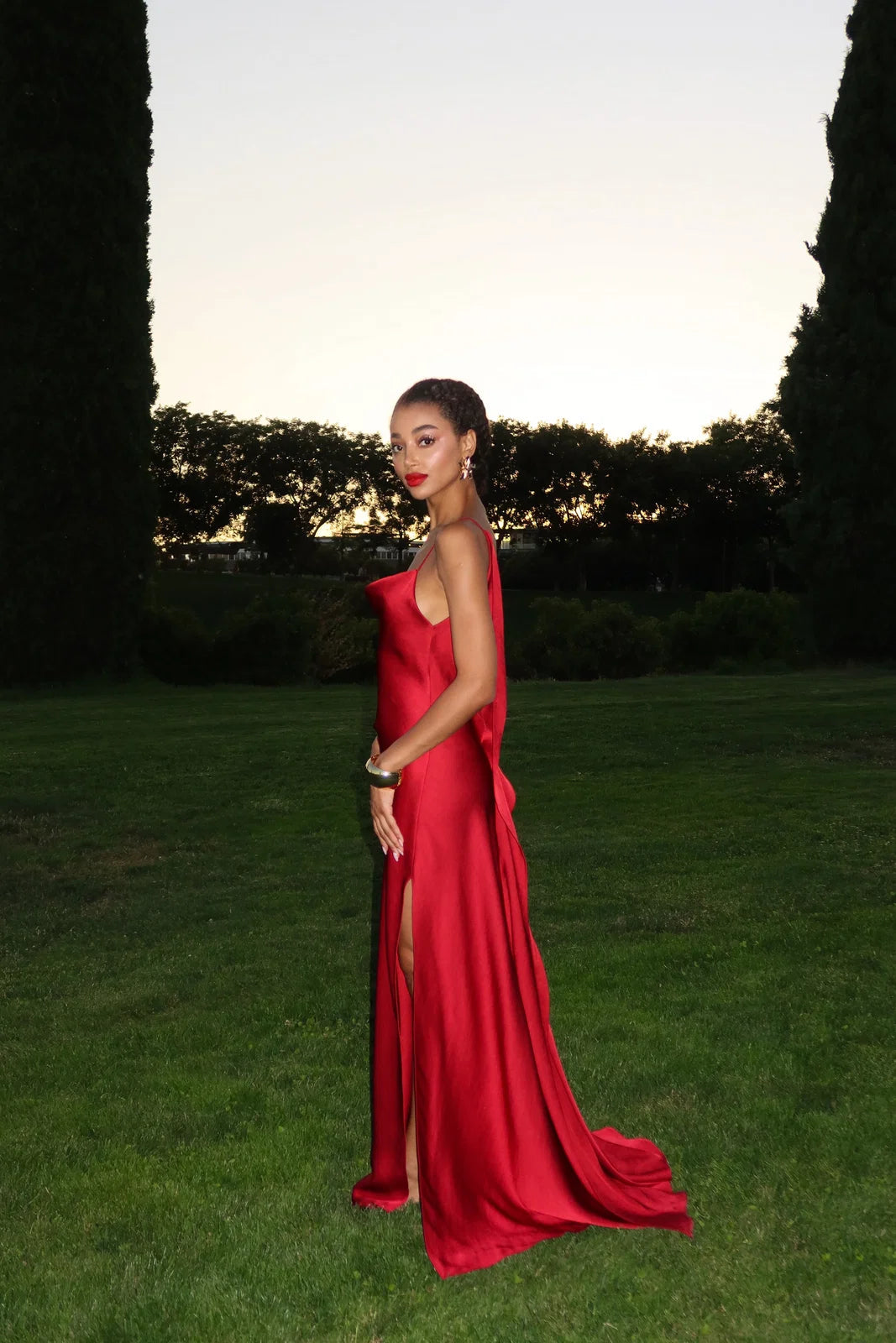 Vestido Longo de Festa em Cetim com Fenda Lateral e Decote Drapeado Feminino – Calilina