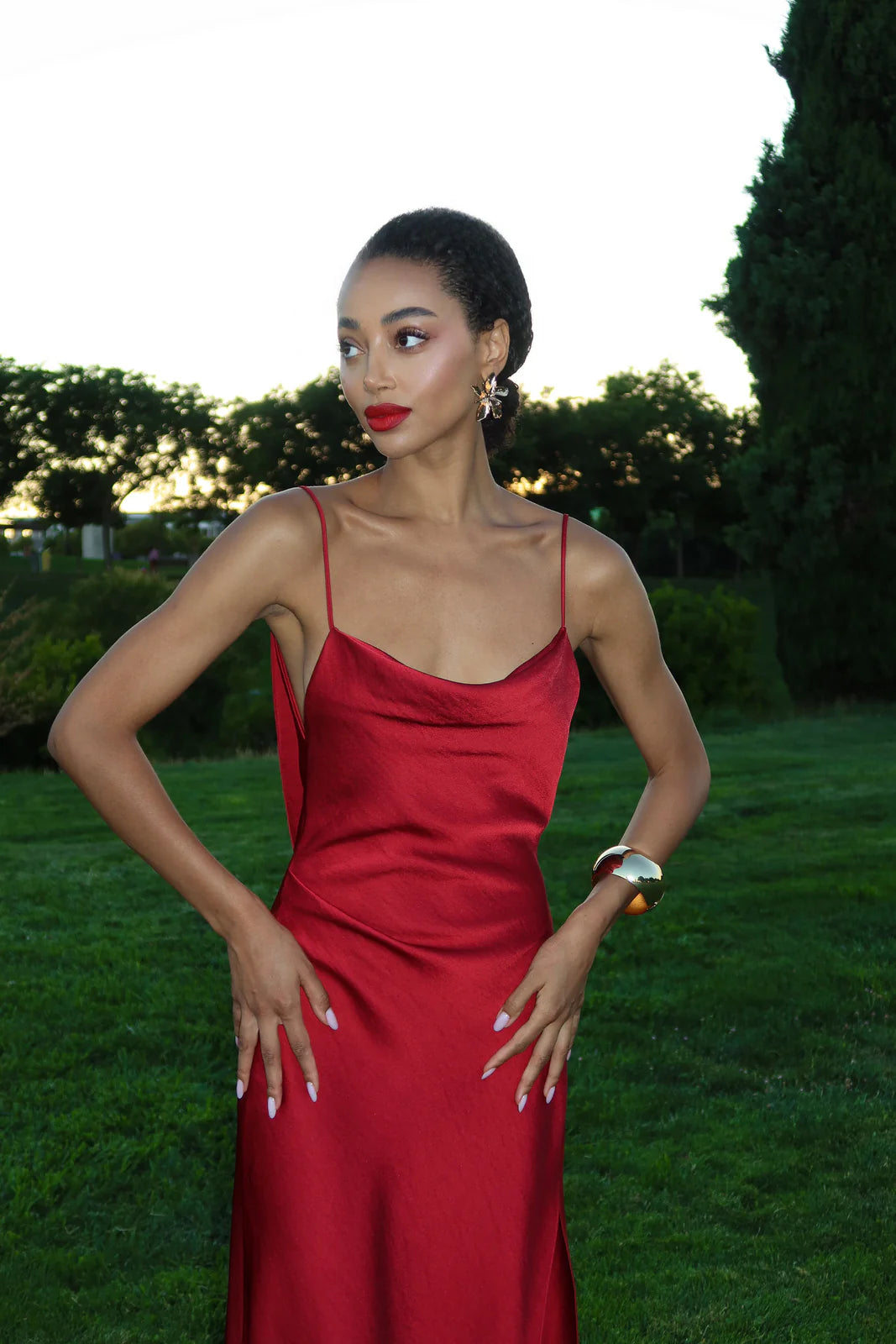 Vestido Longo de Festa em Cetim com Fenda Lateral e Decote Drapeado Feminino – Calilina