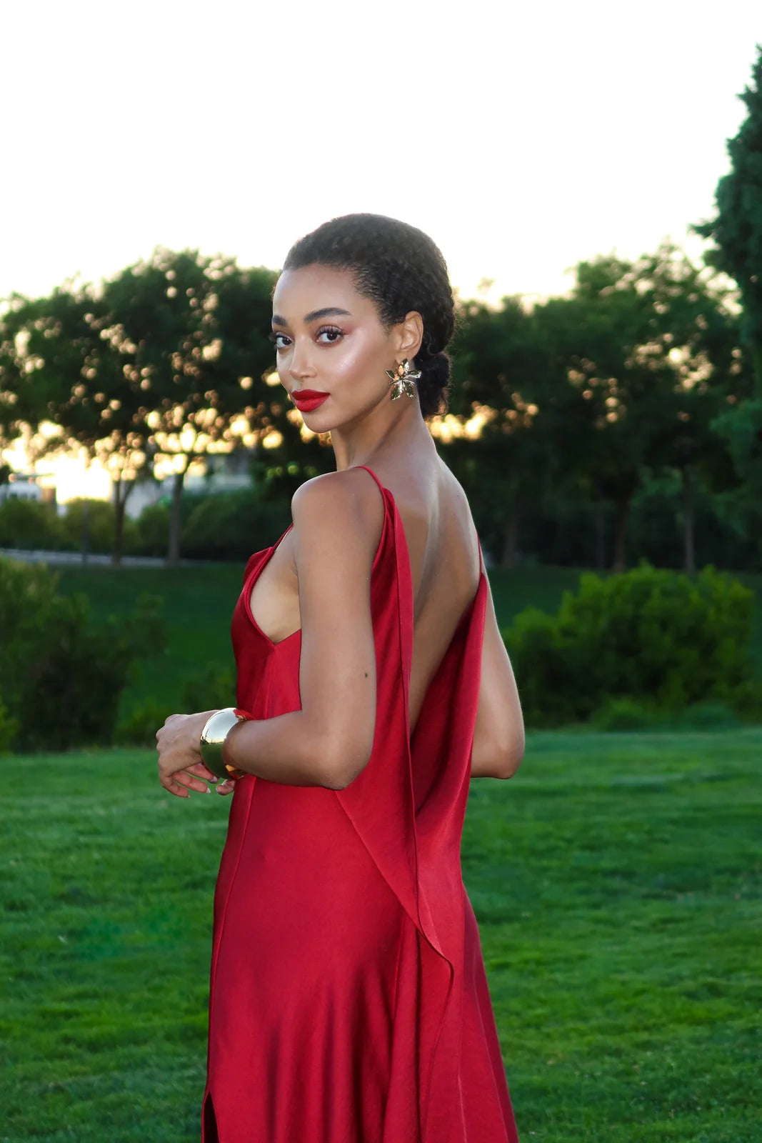 Vestido Longo de Festa em Cetim com Fenda Lateral e Decote Drapeado Feminino – Calilina