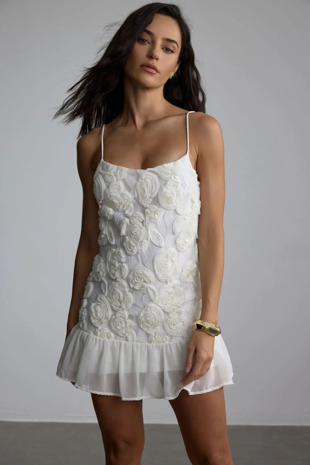 Vestido Curto de Festa Branco com Flores 3D e Alças Finas – Elisa