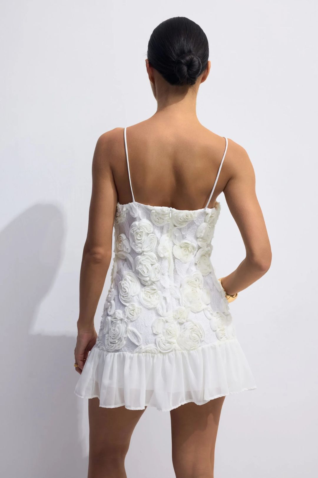 Vestido Curto de Festa Branco com Flores 3D e Alças Finas – Elisa