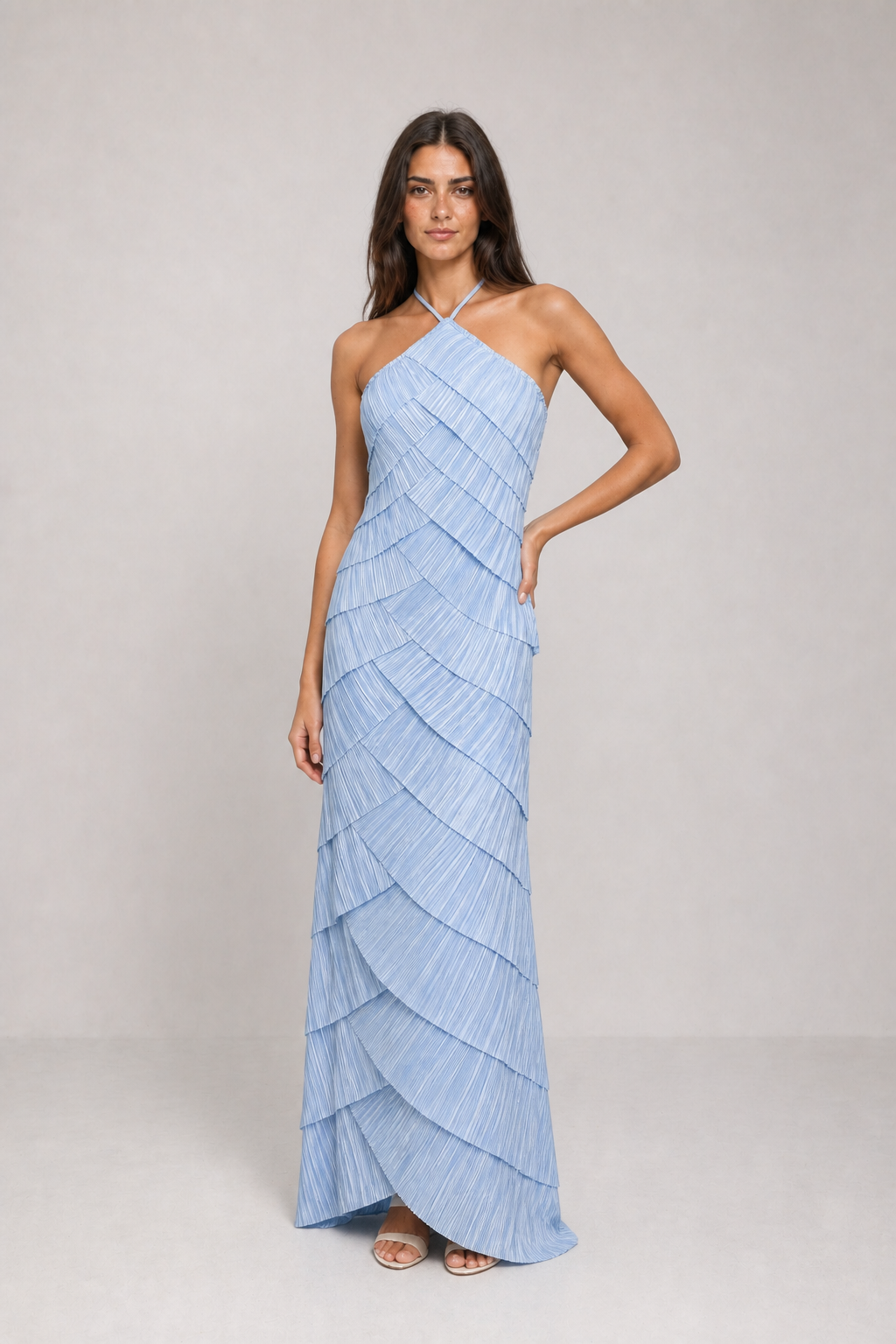 Vestido Longo Plissado Azul Claro com Gola Halter – Beatriz