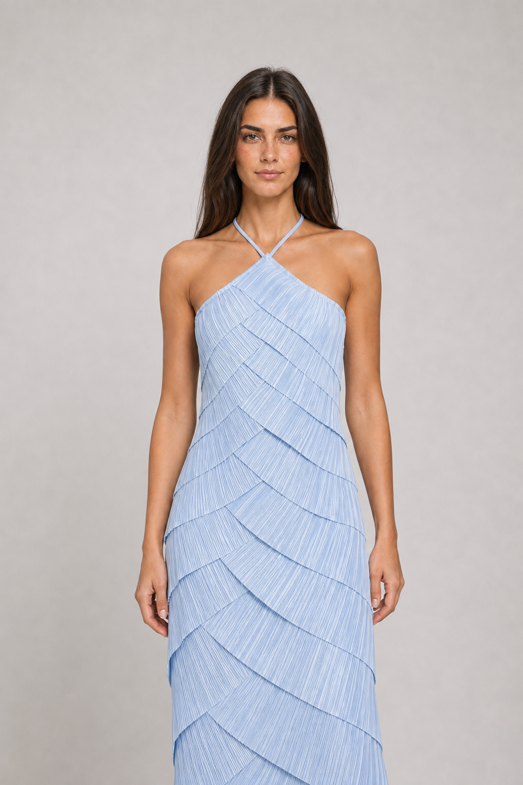 Vestido Longo Plissado Azul Claro com Gola Halter – Beatriz