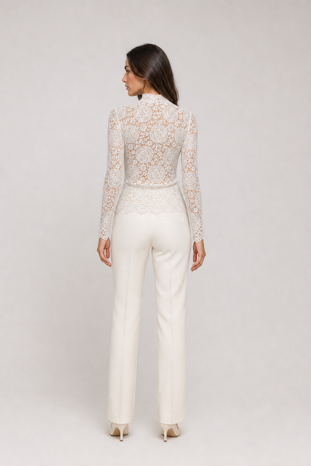 Blusa Feminina de Renda Floral Transparente com Gola Alta e Manga Longa – Isabel